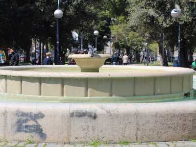 Meno imponente delle precedenti, � costituita da due vasche circolari, una pi� ampia e l�altra pi� piccola. Al centro di quest�ultima si trova una struttura a forma di vaso da cui fuoriesce l�acqua